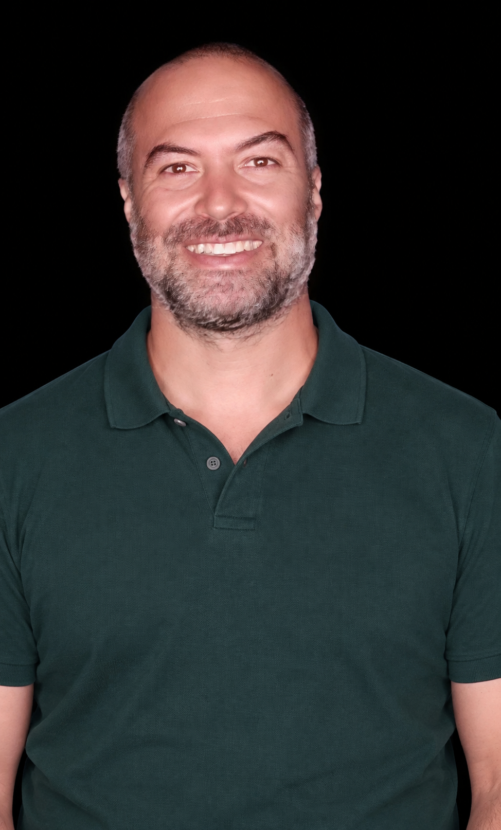 Patricio Manduca con chomba verde petróleo